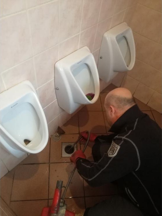 Čiščenje pisoarjev z mehansko spiralo